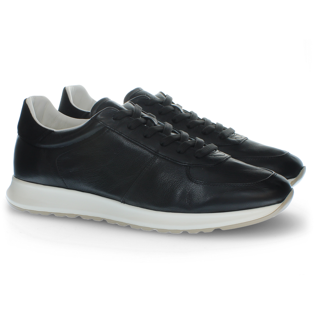 Sneaker in pelle nera con suola ultra leggera