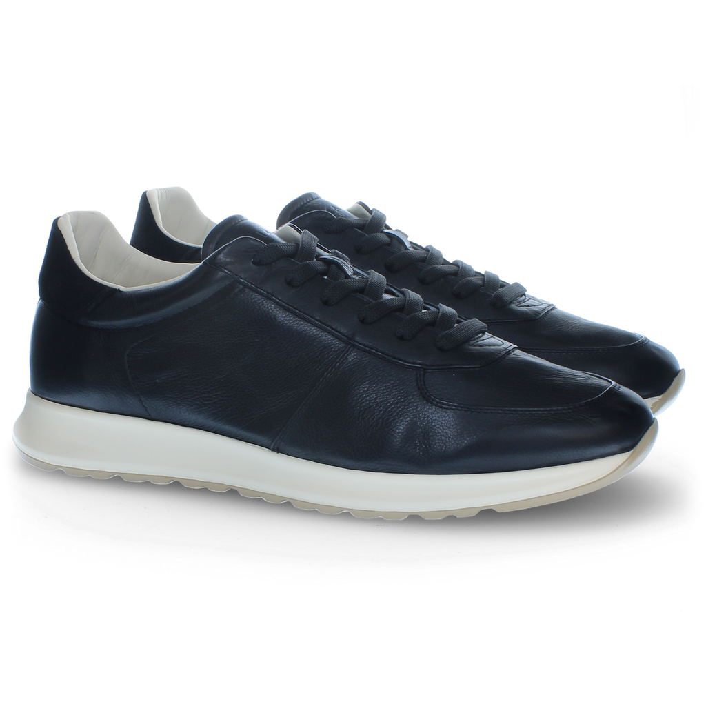 Sneaker in pelle blu con suola ultra leggera