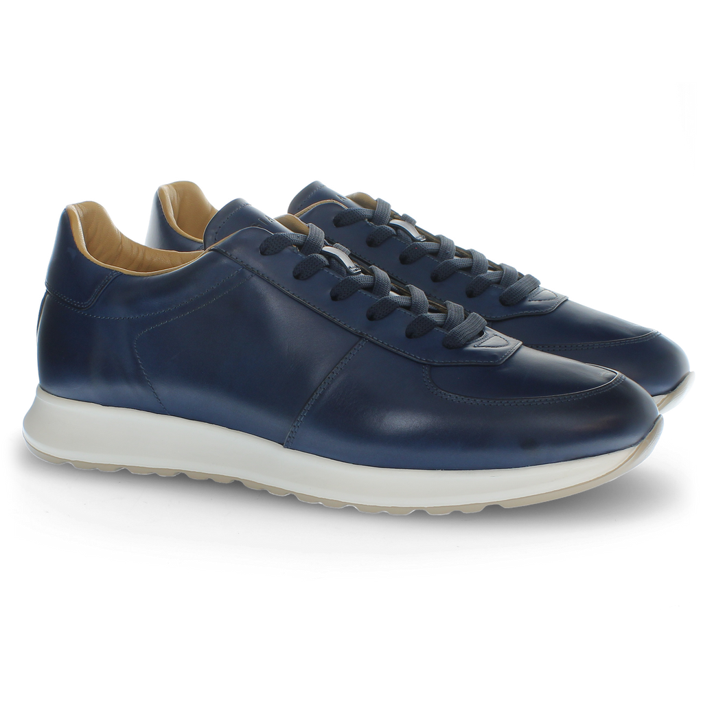 Sneaker in pelle blu con suola ultra leggera